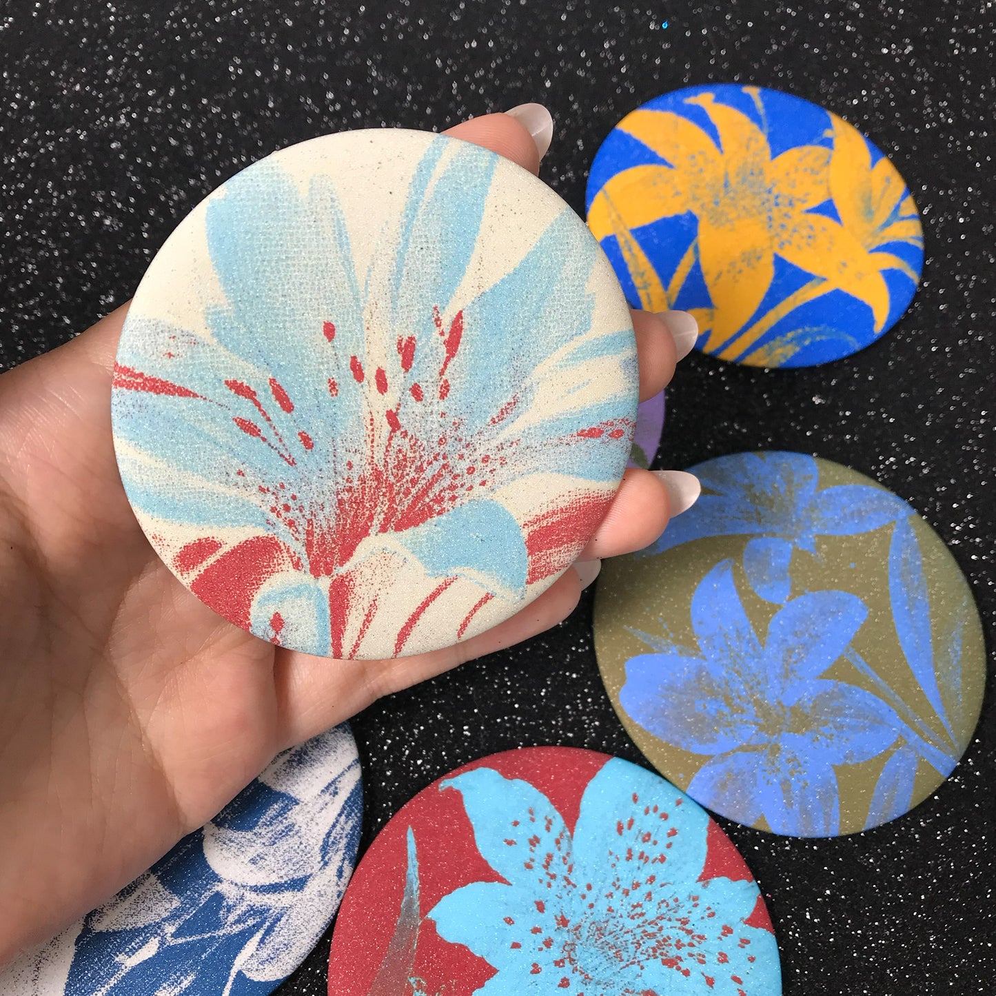 Round pocket mirror with matte-touch printed back and vintage floral artwork