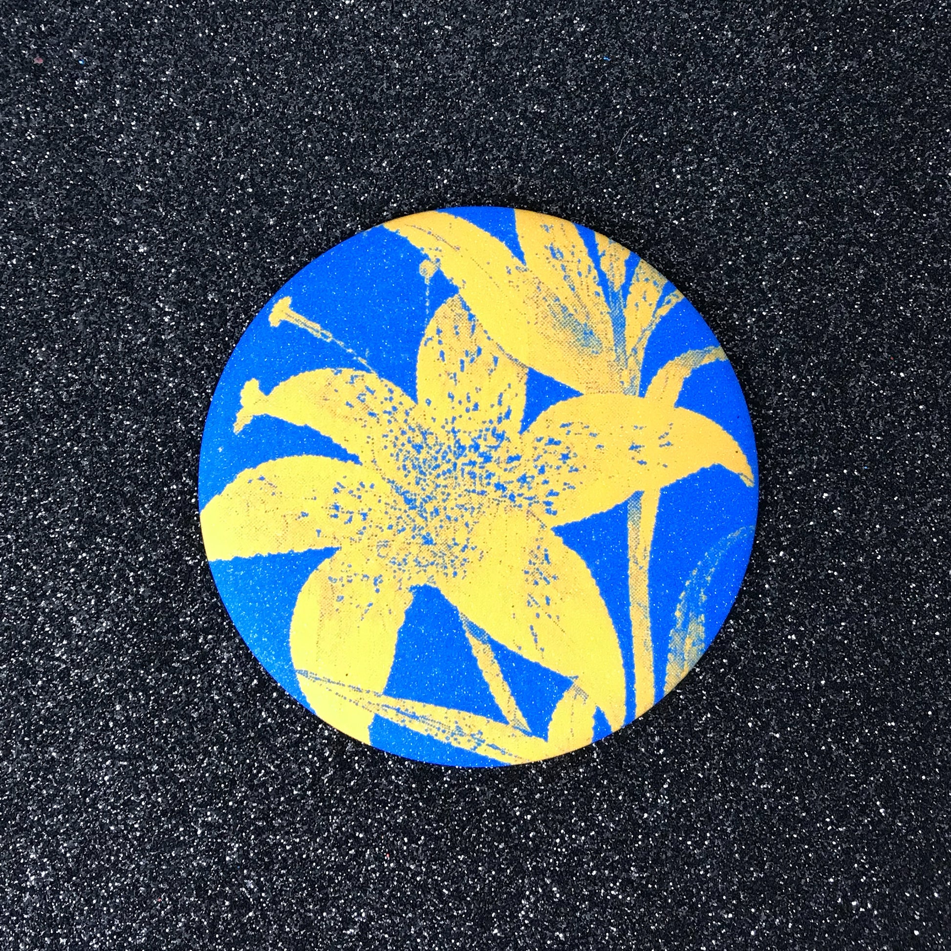 Electric lily flash pocket mirror with blue background and yellow floral print