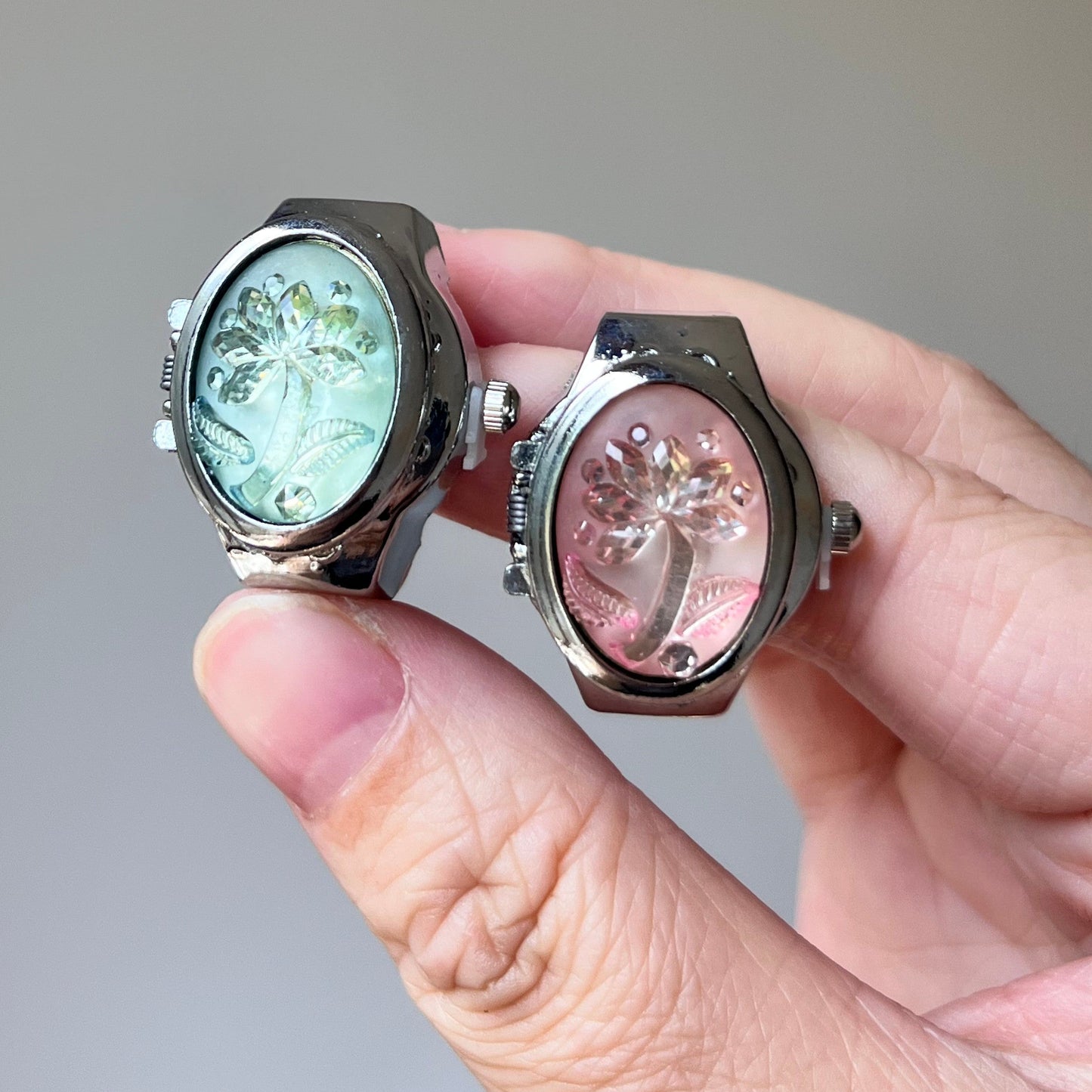 Pastel watch ring with tropical palm tree motif and vintage old-stock mood