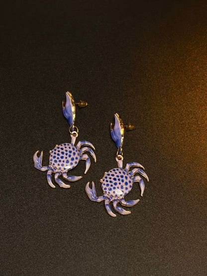 Playful crab earrings with blue shell details and retro vacation feeling